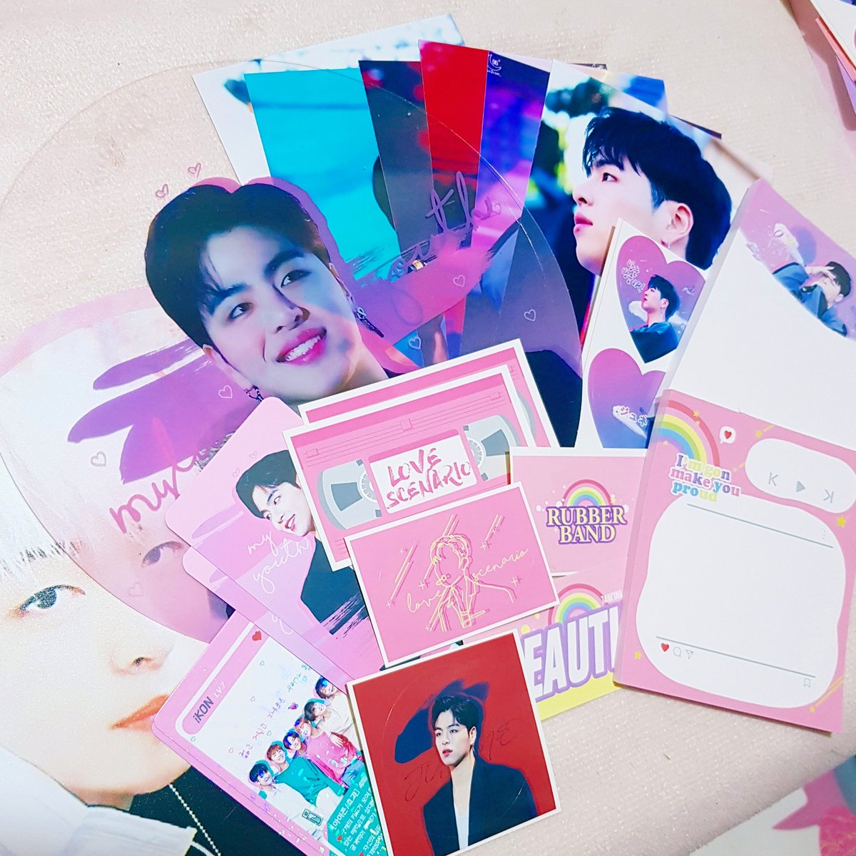 ran2com_'s tweet photo. 💘 기분 좋아서 하는 이벤트 💘

RT + 팔로만 해주세요 ( ๑॔˃̶◡ ˂̶๑॓)◞♡
최근 란이제작 굿즈들 모아 한 분께 사진대로 몰아드리고, 두 분께는 인화사진 소량 챙겨드려요! https://t.co/NfCduiSmlt