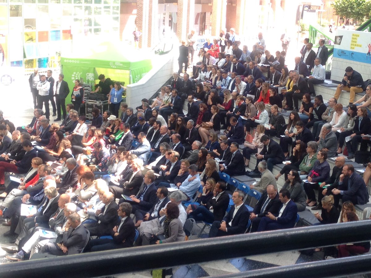 Amandine_Masse's tweet photo. La Rencontre économique 2018 réunit actuellement près de 260 acteurs économiques du territoire place des Arts, devant l'hôtel d'agglo. Au programme : projet urbain du Grand Centre et  RSE territoriale ! https://t.co/sus376UeK8
