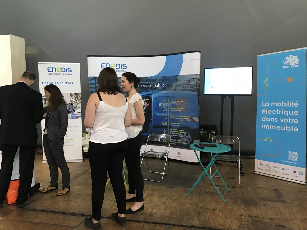 enedis_IDF's tweet photo. #EnDirect : présentation du projet @BienVEnu_IdF sur le stand @enedis_paris au @futuresfestival à @LaVillette ! La #MobiliteElectrique s’installe dans votre immeuble ! 💡🚙 #TransitionEnergetique https://t.co/0LTMZiXpIm