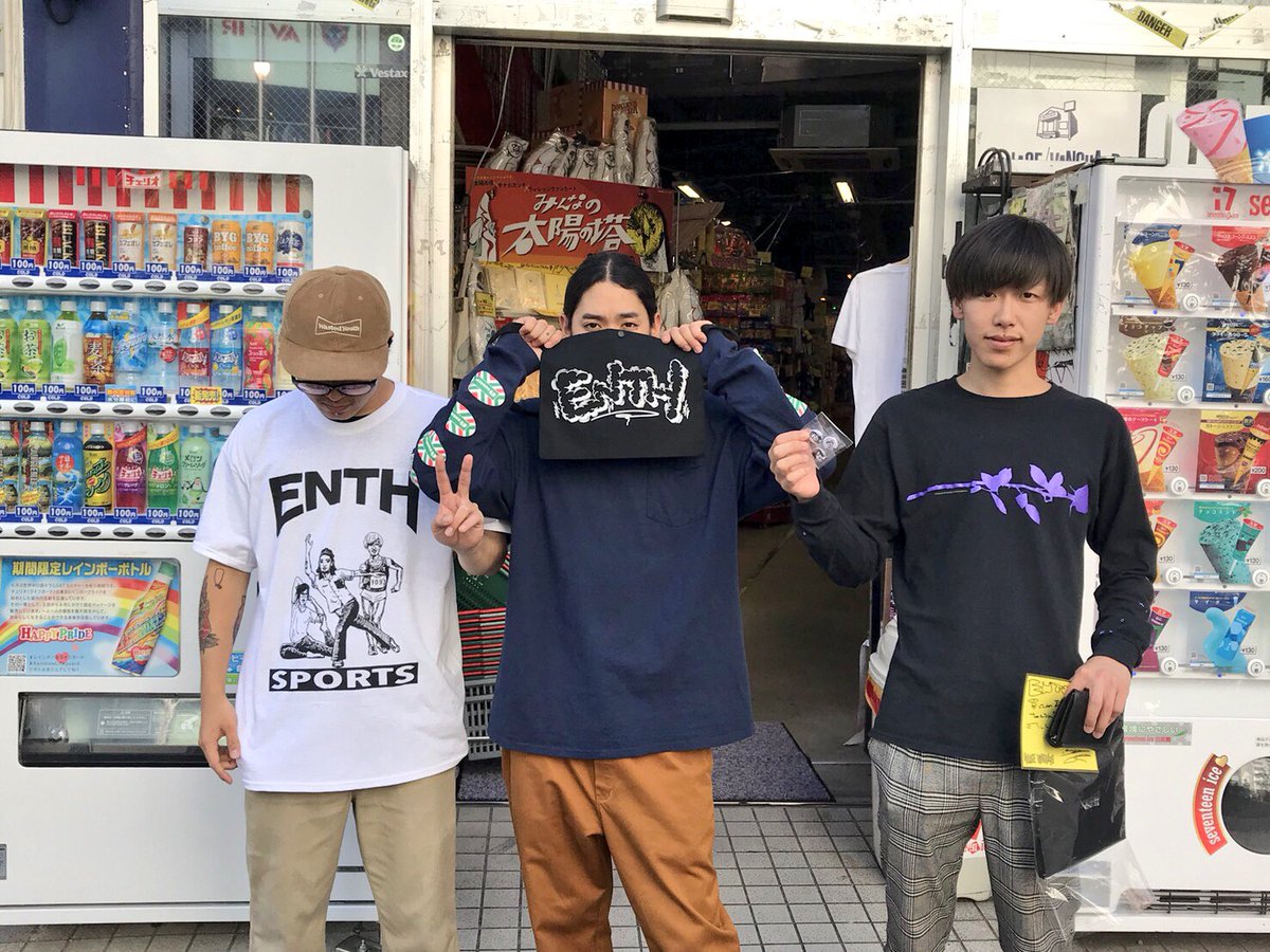 ヴィレッジヴァンガードイオンモール大高 On Twitter ヴィレヴァン名古屋中央店にenth御一行様来店 コラボグッズを身につけてくれました そんなtシャツやサコッシュはヴィレヴァン大高店で取り扱っておりますので是非明日のfreedom Nagoya前にゲットしてみてわ