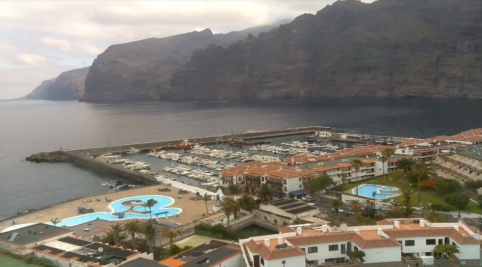 TeneriFeliz's tweet photo. ¡Muy buenos días y #FelizFinde para todos! Así está la mañana de soleada en Los Gigantes (#SantiagoDelTeide) a las 10:56 horas. Have a nice day! - #LosGigantes #Tenerife #Teneriffa #Тенерифе #FridayFeeling #NationalKissingDay #VisitTenerife - @AyuntamientoSDT @SkylineWebcams https://t.co/iBRYOd9nE7