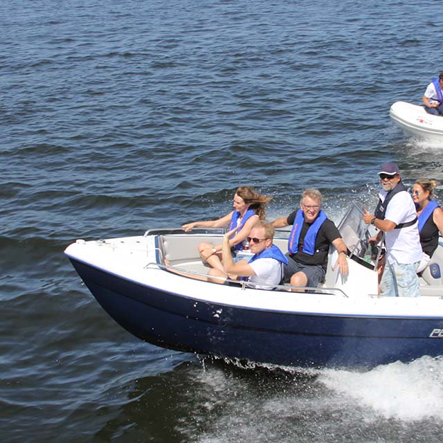 floatmagazin's tweet image. Trau dich aufs Boot: Wer sich am Samstag lieber mit Boating als mit Boateng befassen möchte, aber den Weg ans Steuer eines Motorboots bisher nicht gefunden hat, hat dazu Gelegenheit mit der Initiative #StartBoating in der #CitymarinaBerlin. floatmagazin.de/orte/start-boa…