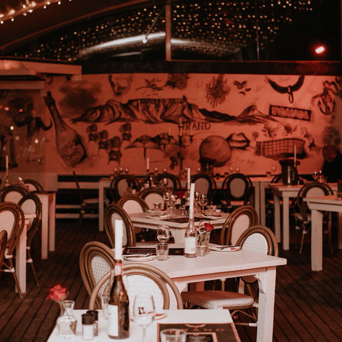 Oh hey Friday... Join us for a cosy dinner on our indoor heated deck and still enjoy our beautiful sea views. Email beach@grandafrica.com for reservations 
#grandwinter #friday #fridaymood #love #live #lifestyle #foodie #restaurantphotos #winterready #winterrestaurant #cosy