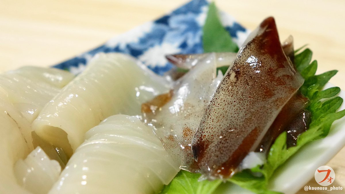 フォトノス スルメイカのお刺身 北日本ではマイカとも呼ばれるメジャーなイカ で 夏に上がる新鮮肉厚なやつを朝っぱらから刺身にして食う 小学生登校の時間にイカ売りのトラックが街中を練り歩いたりする 肝もぶつ切りで刺身にできる鮮度 フォトノス スルメイカのお刺身 北日本ではマイカとも呼ばれるメジャーなイカ で 夏に上がる新鮮肉厚なやつを朝っぱらから刺身にして食う 小学生登校の時間にイカ売りのトラックが街中を練り歩いたりする 肝もぶつ切りで刺身にできる鮮度