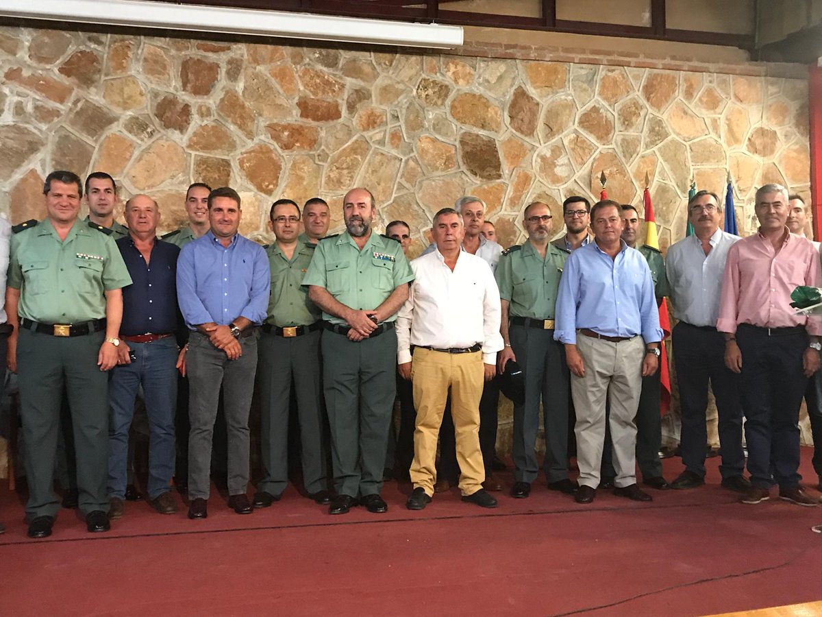 Acto de agradecimiento de los agricultores del grupo Viñaoliva al Grupo ROCA de la Guardia Civil por la labor tan importante que desarrollan vigilando nuestros campos y evitando así robos en los mismos. Por parte del vicepresidente de Viñaoliva se les hizo entrega de una placa.