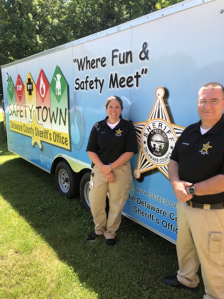 Sheriffrmartin's tweet image. This show is back on the road! Today we’ll be graduating TWO more classes from our #SafetyTown. Our Rock Star #SchoolResourceOfficers are in the @OlentangySD working with &amp;amp; teaching our little neighbors how to have fun &amp;amp; be safe. School may be OUT but our SRO’s are ALL IN👍🏻🚔