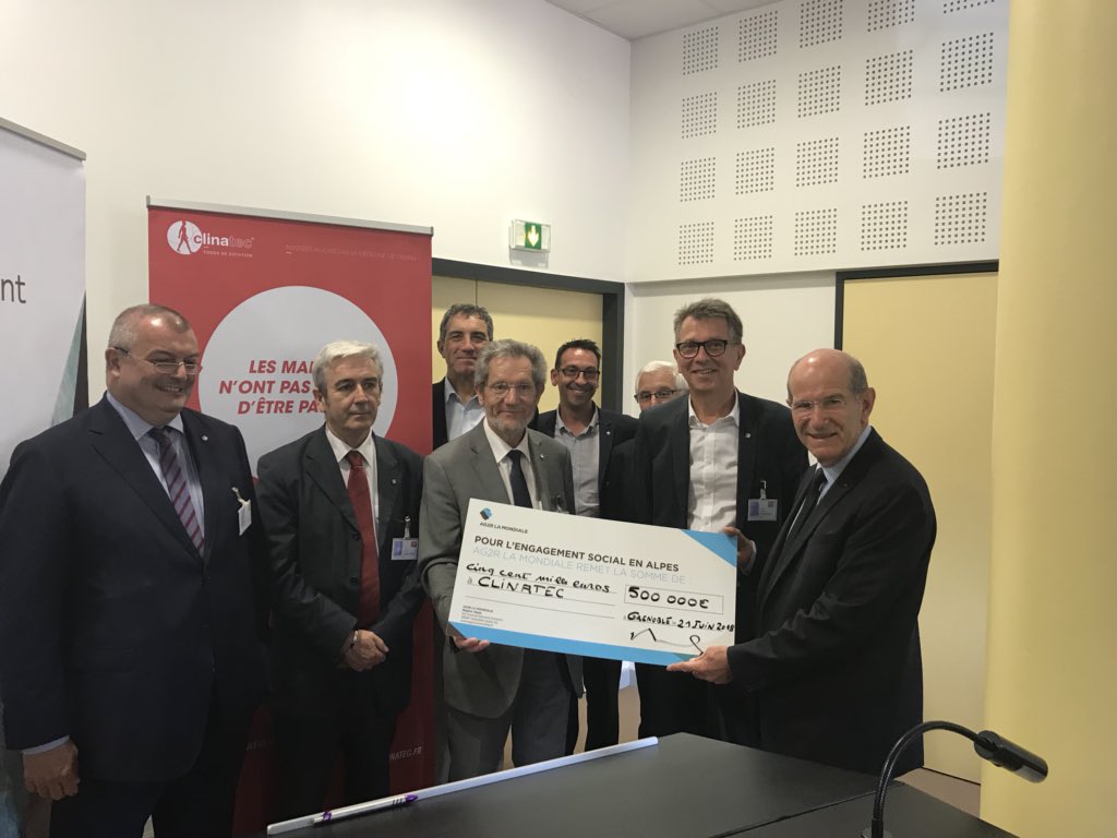 carobruynoghe's tweet image. cérémonie de remise de chèque #Ag2rlamondiale #Prendrelamainsurdemaîn #Clinatec #PrBenabid