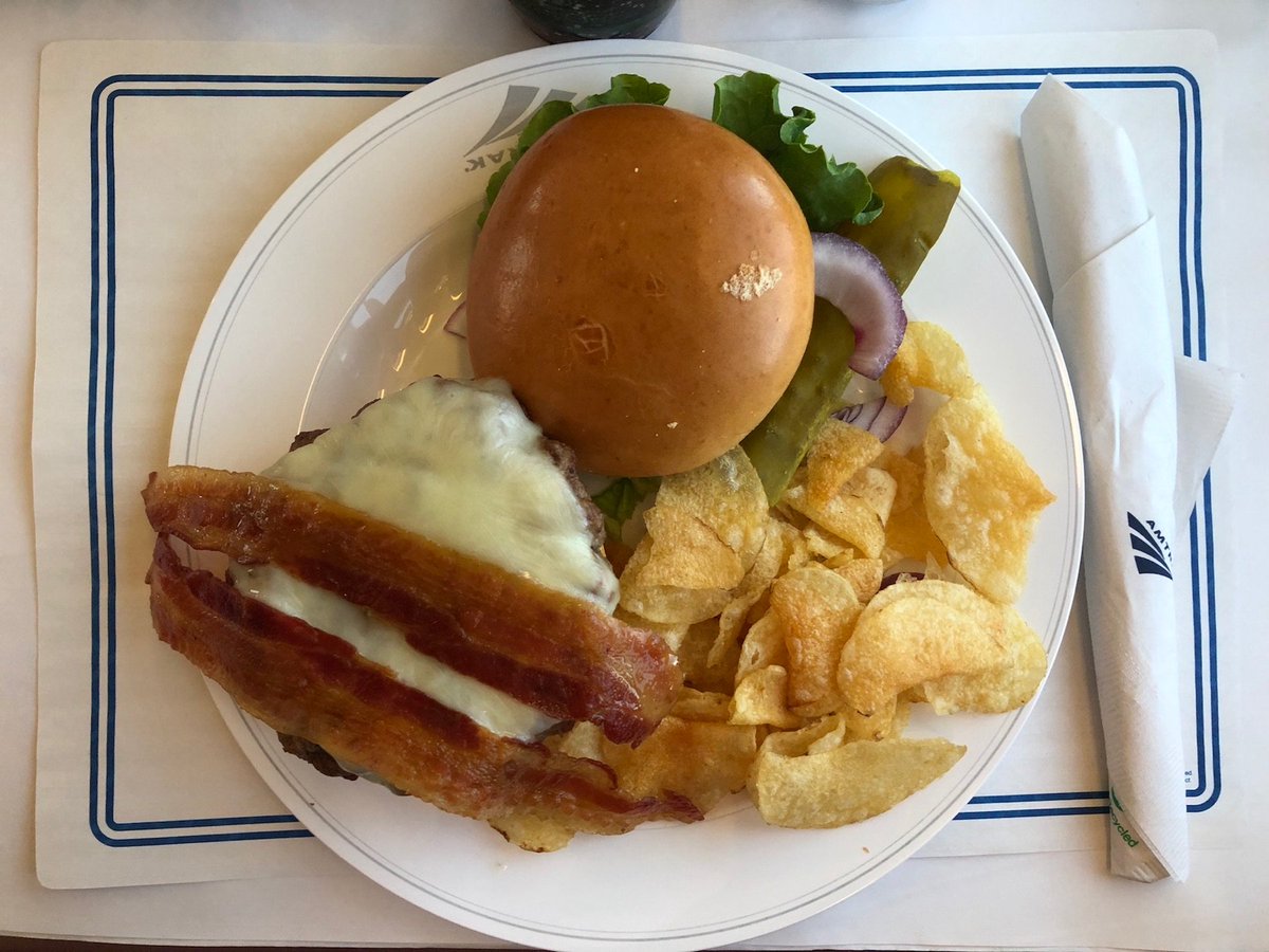 burgerdag's tweet photo. Ik at een burger terwijl de Rocky Mountains buiten aan me voorbij gleden https://t.co/glLFNZ8ICe https://t.co/cy5hyYUUDX