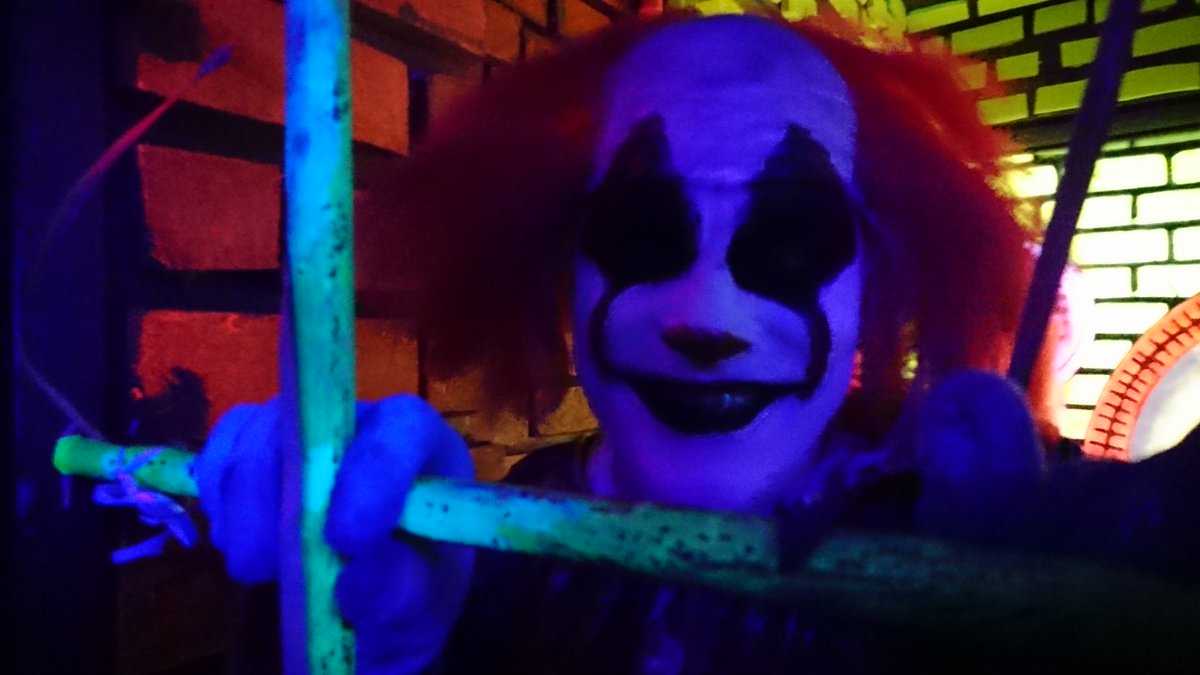Laberinto_Sang's tweet photo. Nuestros #Payasos te esperan en una de sus últimas funciones.  No te pierdas esta experiencia. #CasaDelTerror #Vigo Sábado de 18:00 a 00:00h https://t.co/ADthQU3QnF