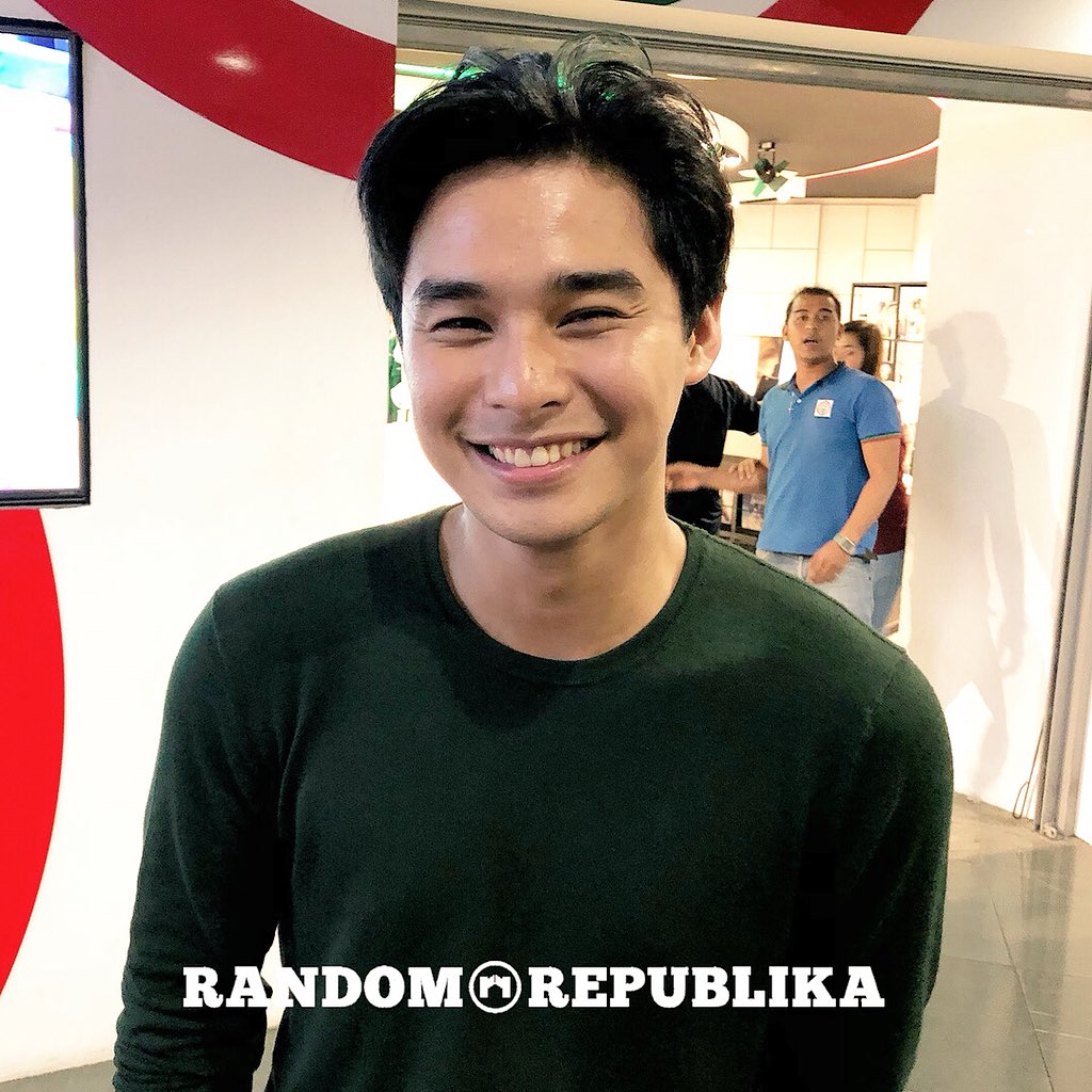 RandomRepublika's tweet photo. Look who I bumped into after the #WalWalBlogcon with Direk Joey Reyes. #McCoyDeLeon at the ABS-CBN lobby 🎥 https://t.co/Oj0I8bW1Vt