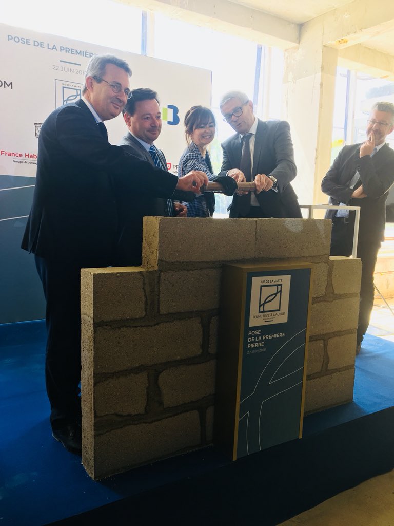 Bouygues_Immo's tweet photo. Pose de la première pierre #dunerivealautre en présence de @JCFromantin, maire de la @VilledeNeuilly, Éric Groven, PDG de @TwittSogeprom, Véronique Mauer et Antoine Delaire, architectes de ce projet haut de gamme porté par Bouygues Immobilier Premium. @Bouygues_BatIDF https://t.co/PjGfSqsA1v