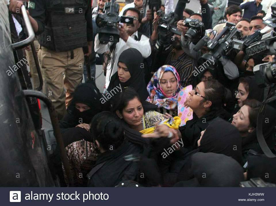 Sindhleak's tweet photo. استادن / ماسترن کي گذارش آ ته اليڪشن ۾ جعلي ٺپا ھڻڻ کان اڳ ھڪ دفعو ڪراچي وارا موچڙا ضرور ياد ڪجو
#غریبوں_کا_قاتل_زرداری
@imtiazchandyo @AyazLatifPalijo https://t.co/UBGYJ4LqqI