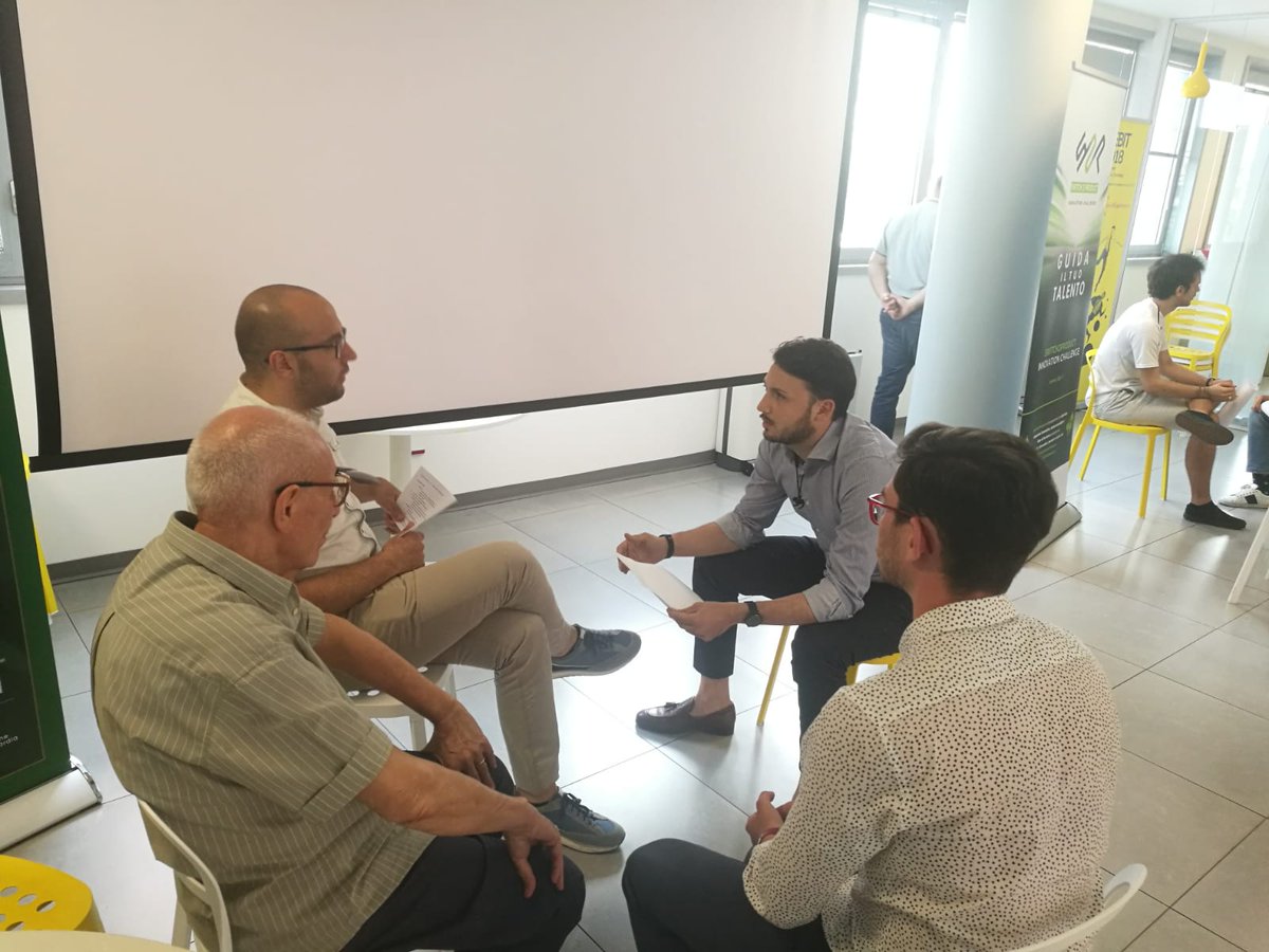 PoliHub's tweet photo. #StartupGrowthProgram Lavori in corso! Assegnato un obiettivo di fatturato come si responsabilizzano i colleghi? Simulazione di una tipica situazione aziendale sotto la guida del Prof. Polo-Friz https://t.co/OQCzSgL9Qb