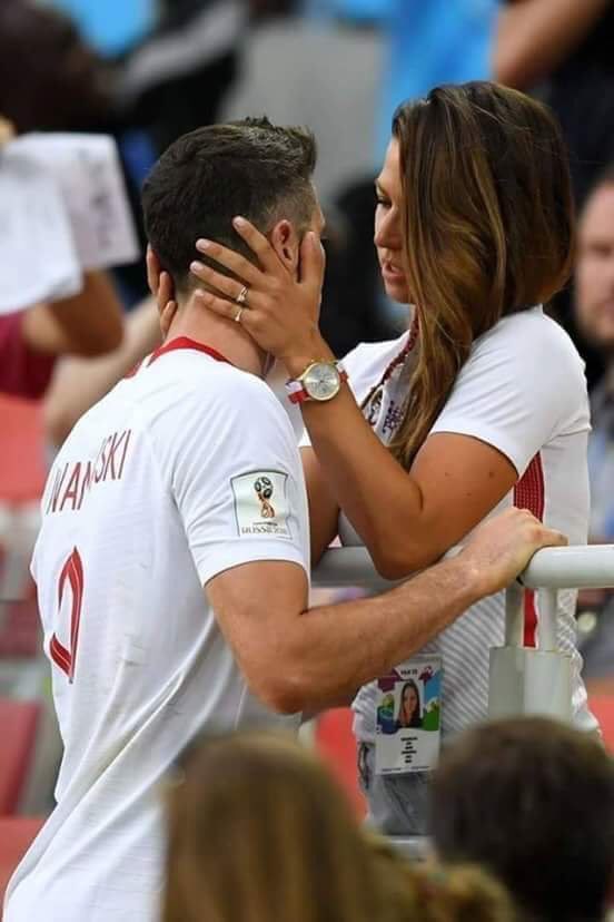 ALhamid___'s tweet photo. سيصفق لك الجمهور في انتصاراتك فقط يا ليفا
أما في خيباتك فلن يكترث لك أحد 
سوى فتاتك العظيمة فتعال إلى حضنها 
وابكي كالأطفال يا صديقي ..
ليفاندوسكي بعد هزيمة منتخب بلاده ذهب إلى زوجته ليبكي .. https://t.co/K2B7ZtPve0