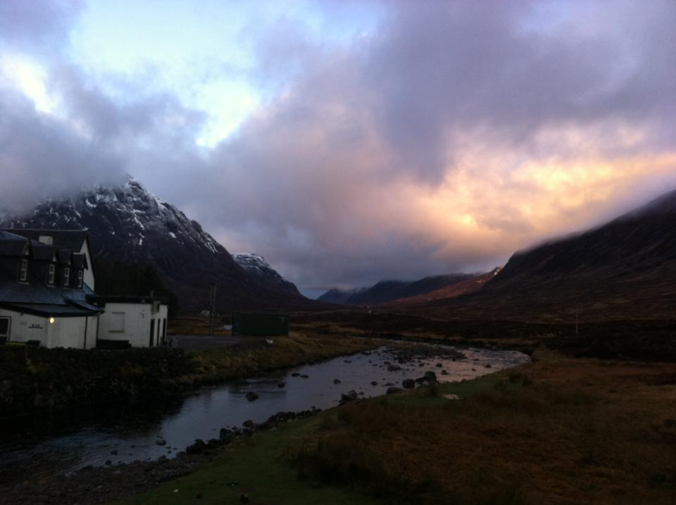 staceholloway's tweet photo. Follow my @WHWRace progress from 1am tonight. I will appreciate messages of support as the sun sets tomorrow over Glen Coe &amp; 2nd sunrise in Kinlochleven. 35 hours, 95 miles, 4000m ascent. https://t.co/alc5h3sqjq @westhighlandway #ultramarathon #SummerSolstice #ukrunchat https://t.co/wsePpy9VQo