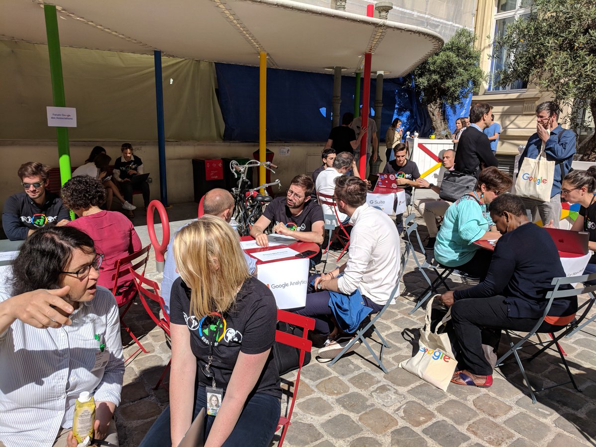 Chaque année, Google encourage des milliers de Googlers dans le monde à faire du bénévolat. Aujourd'hui chez <a href="/GoogleEnFrance/">Google en France</a>, c'est le Forum des Assos 👉 nos experts conseillent 60 ONG sur comment mieux communiquer sur Internet. #GoogleServe
