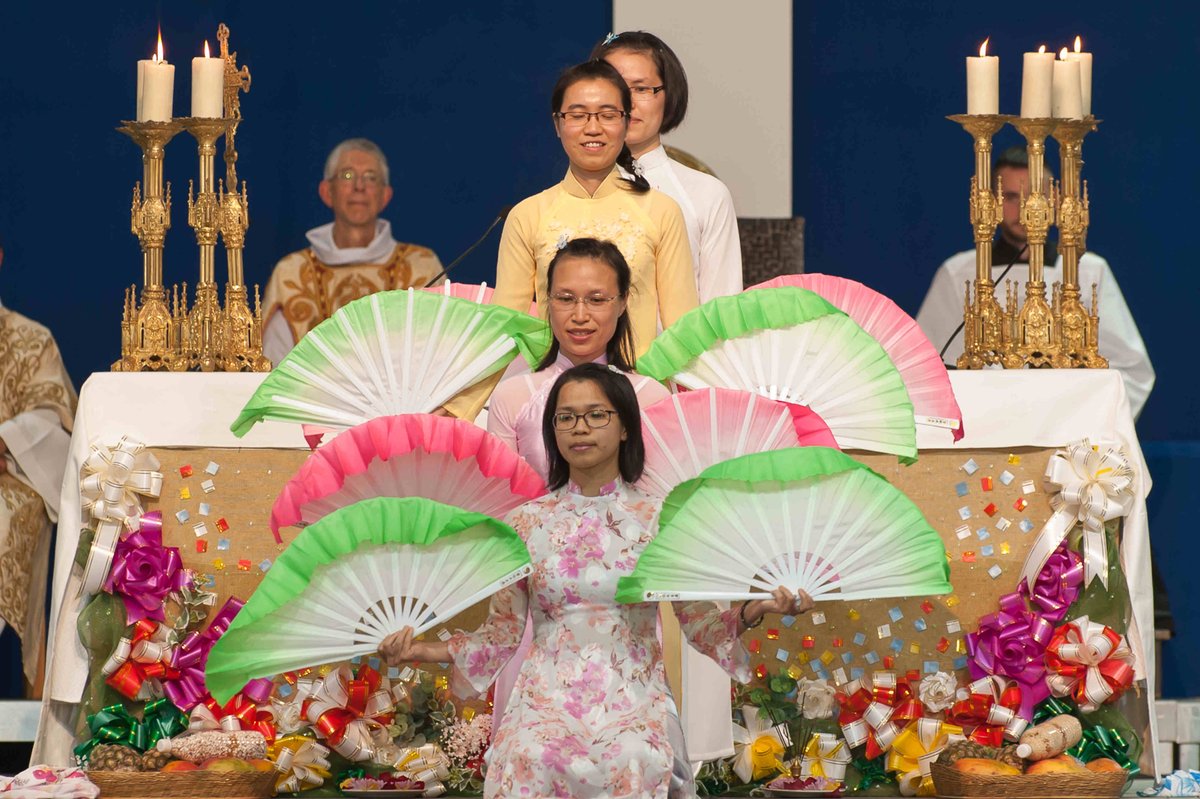 BeatAdele's tweet photo. Arrêts sur images : le 10 juin, 2 moments de grâce (parmi tant d'autres !) pendant la messe de #Béatification de Mère Adèle à #Agen : nos soeurs indiennes honorent le Saint-Sacrement lors de la doxologie, et le #Magnificat est chorégraphié en vietnamien ! (Photos : B. Lambert) https://t.co/ilvauyvwSe