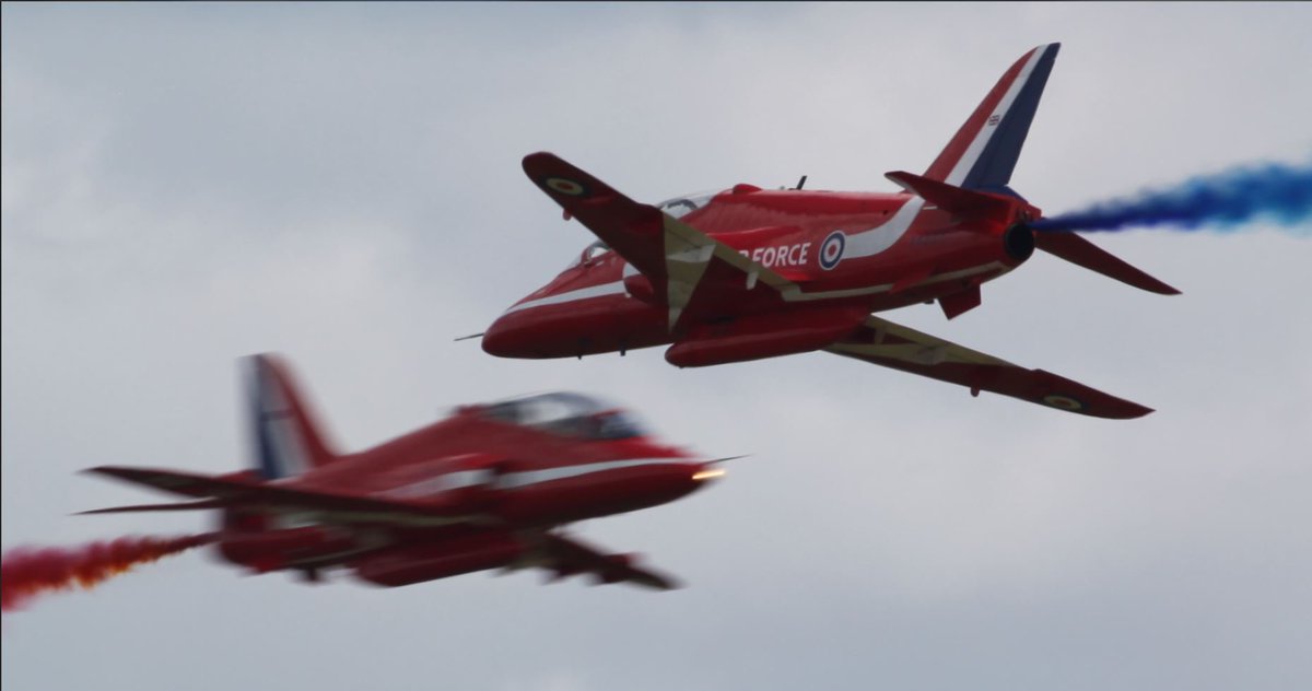 mantonl's tweet photo. Just looking through some pics I took at Cosford air show June 2009 and forgot I managed to get this one of the  @rafredarrows #syncropair #avgeek https://t.co/10DxwLf4Pn