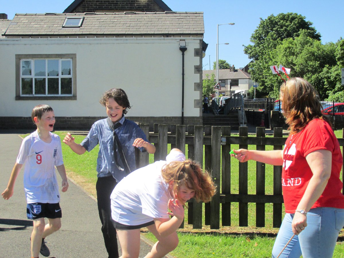 class4stonefold's tweet image. Class 4 are a little damp after the Stoney stomp so we are enjoying our lunch outside in the sunshine.