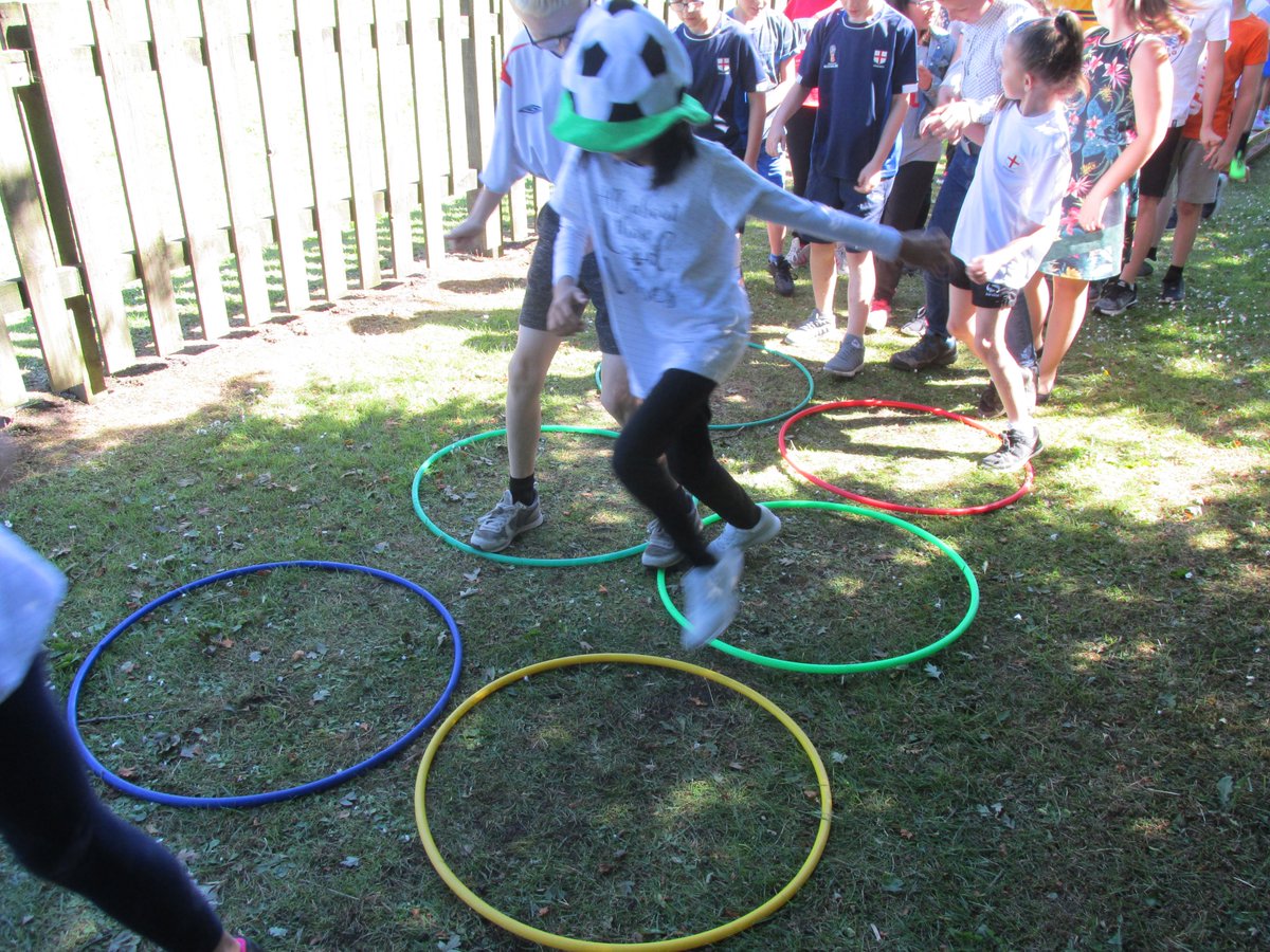 class4stonefold's tweet image. Class 4 are a little damp after the Stoney stomp so we are enjoying our lunch outside in the sunshine.