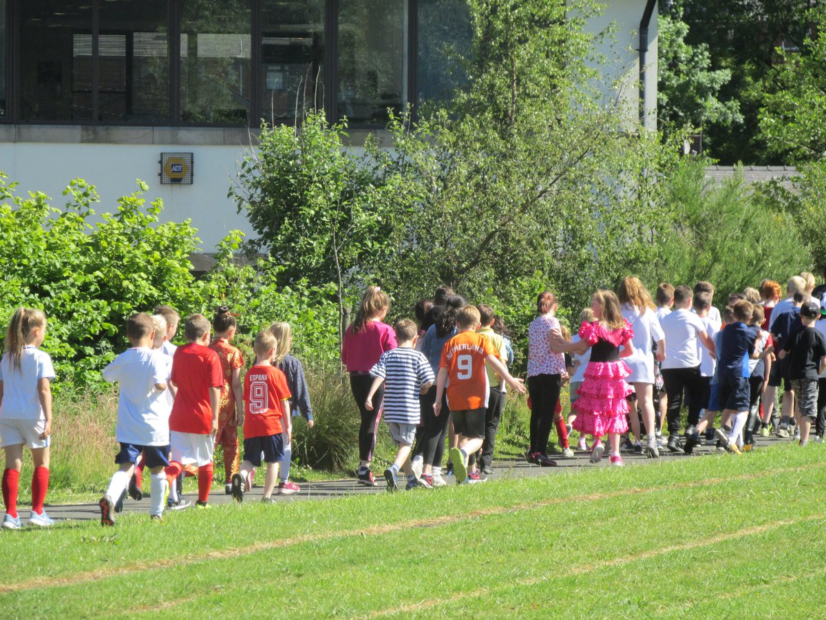 class4stonefold's tweet image. Class 4 are a little damp after the Stoney stomp so we are enjoying our lunch outside in the sunshine.