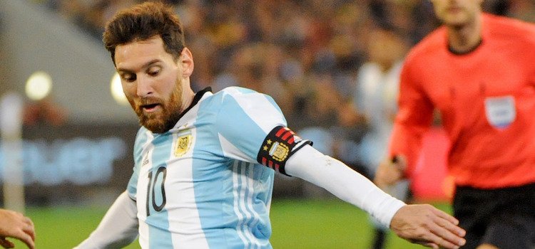 Diego Simeone:

"It's obvious that [Messi] is good because he's surrounded by extraordinary footballers. So the question is if someone would choose between Messi and Ronaldo for a 'normal' team, who would you really choose?"

RT - Ronaldo 🇵🇹
Like - Messi 🇦🇷