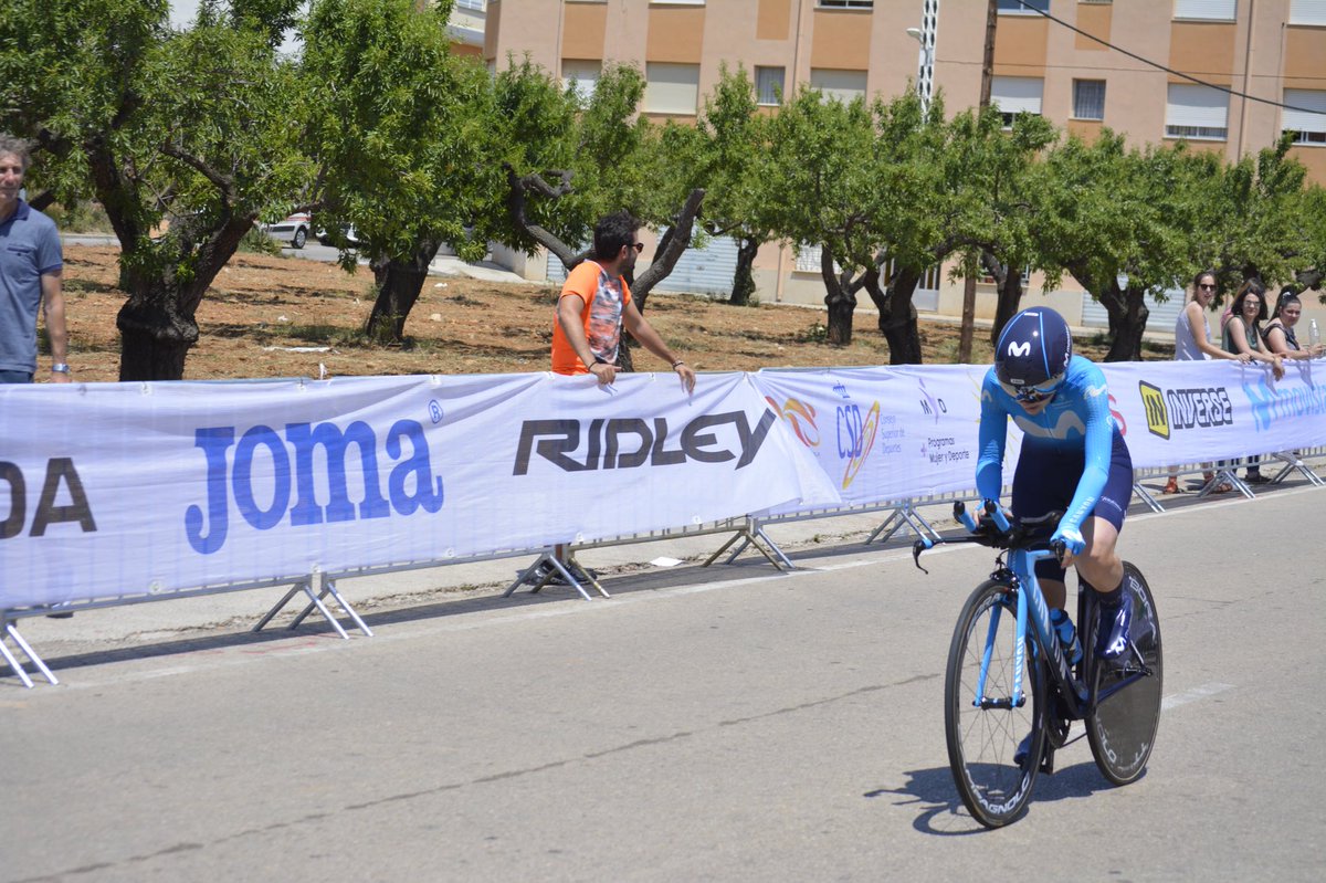 Movistar_Team's tweet photo. 🏆🏆 Exhibición de Movistar Team en el campeonato de España CRI femenino #CECastellón18. Top-5 completo con @mavi_at (oro), @eidermerino (plata), @Aliciaglez3 (bronce), @Glo__Rodriguez (4ª) y @Lourdes_OJ (5ª). @albatr_96, octava, se hace con el título sub23. #MujeresMovistarMolan https://t.co/UaD3xH3w95