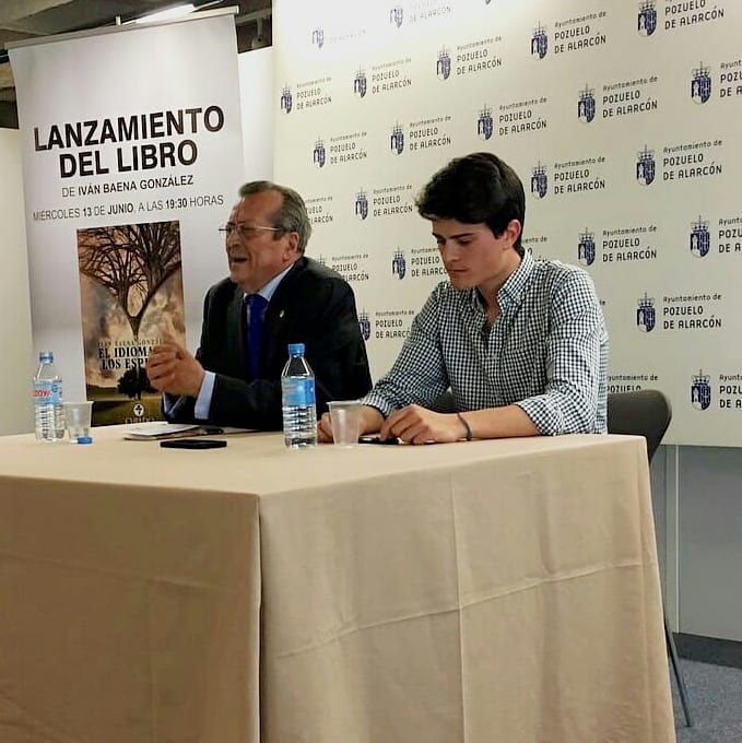 IvanBaena10's tweet photo. Fotos de la presentación de mi libro El Idioma de los Espejos!! https://t.co/wT5rIoAwcJ