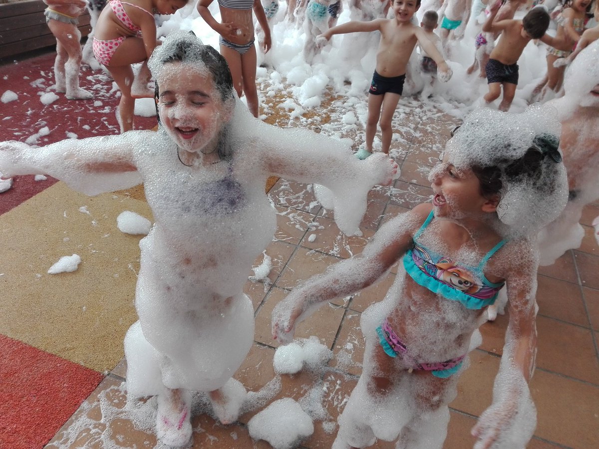 P5Bsmdlv's tweet photo. ¡Menuda fiesta de la espuma que acabamos de tener, no podía ser más divertido !🌊💧🎊🎉 @Natalia_Nazaret @NazaretArrecife https://t.co/g6w6PyEPEb