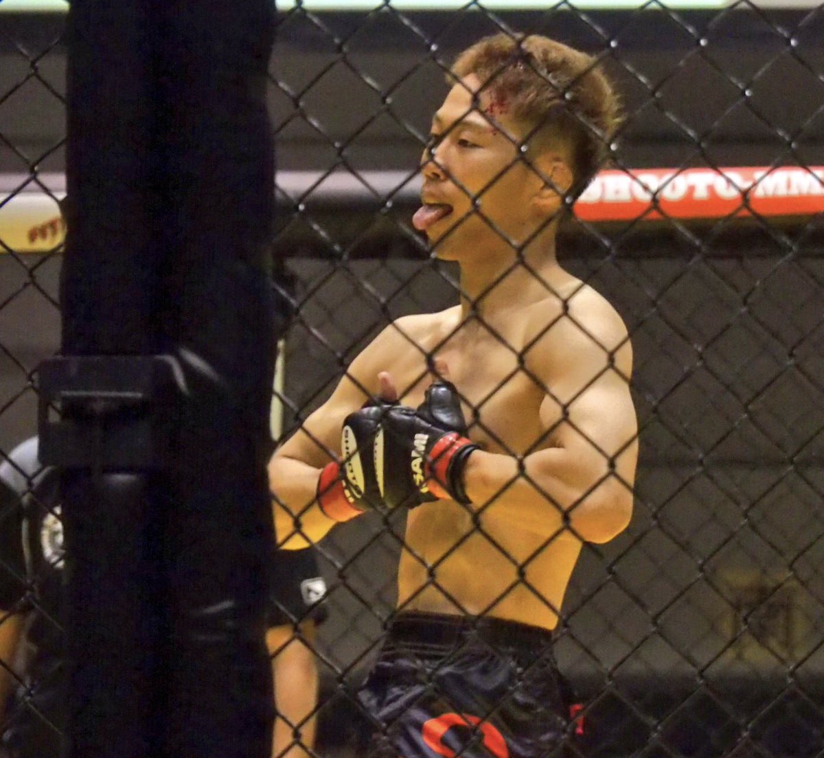 SPAWNZ_TETSU's tweet photo. 最近たまに聞かれる
「このポーズってどう言う意味があるんですか?」
巷でではオニボウズポーズと言われてたりしますが、正式名称は「オバケポーズ」です。
元々は直心会から伝わるポーズで、試合でスカ勝ちした時しか原則として使えません、
なので必然的に小堀はレアで、彼のがメジャーなんですねー https://t.co/NfhSPRE22p