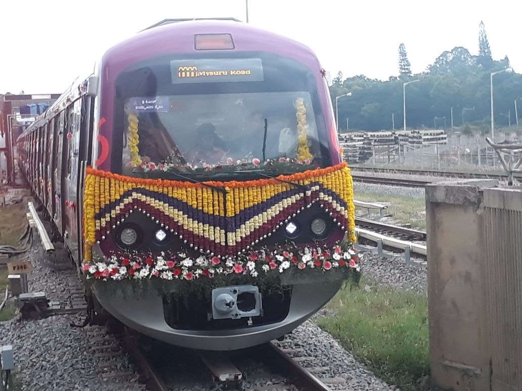 Vijaykarnataka's tweet photo. 6 ಬೋಗಿಗಳುಳ್ಳ ನಮ್ಮ ಮೆಟ್ರೋ ರೈಲು ಇಂದಿನಿಂದ ಪ್ರಯಾಣ ಆರಂಭಿಸಲಿದೆ. ಉದ್ಘಾಟನೆಗಾಗಿ ಸಿಂಗಾರಗೊಂಡಿದೆ ನಮ್ಮ ಮೆಟ್ರೋ ರೈಲು. @CMofKarnataka @hd_kumaraswamy ಅವರು ಉದ್ಘಾಟಿಸಲಿದ್ದಾರೆ.
#NammaMetro #6Coach #KannadaNews #Bengaluru https://t.co/oXFEk23vdF