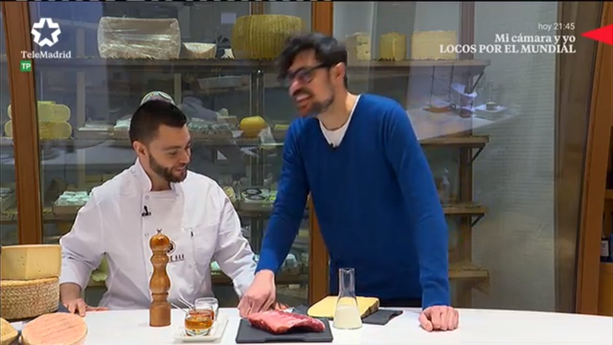 MundoMadridTM's tweet photo. ¡Hoy es el último programa de Mundo Madrid, así que nos despedimos con una sonrisa y estas TOMAS FALSAS! ¡Muchas gracias a todos! 😀😀😀👏👏👏 @telemadrid #MundoMadrid95 https://t.co/hIsKrZaYX6 https://t.co/UDILdW0cVT
