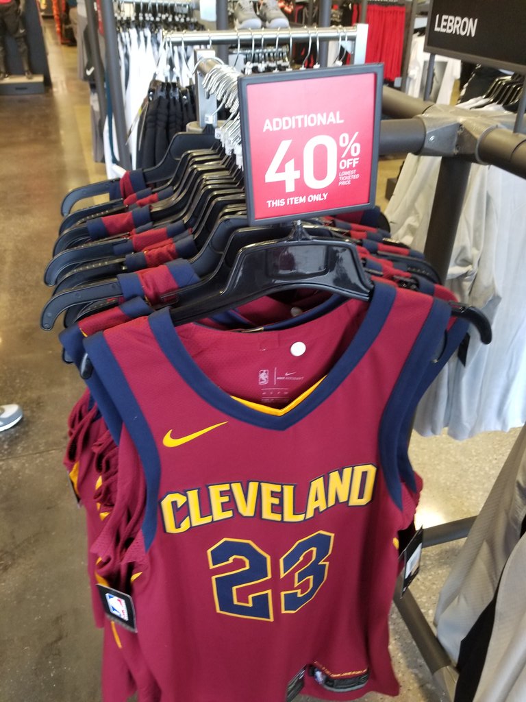 mjkyleii's tweet photo. WHAT DOES NIKE KNOW??? @World_Wide_Wob https://t.co/Bg4SCgSOFE