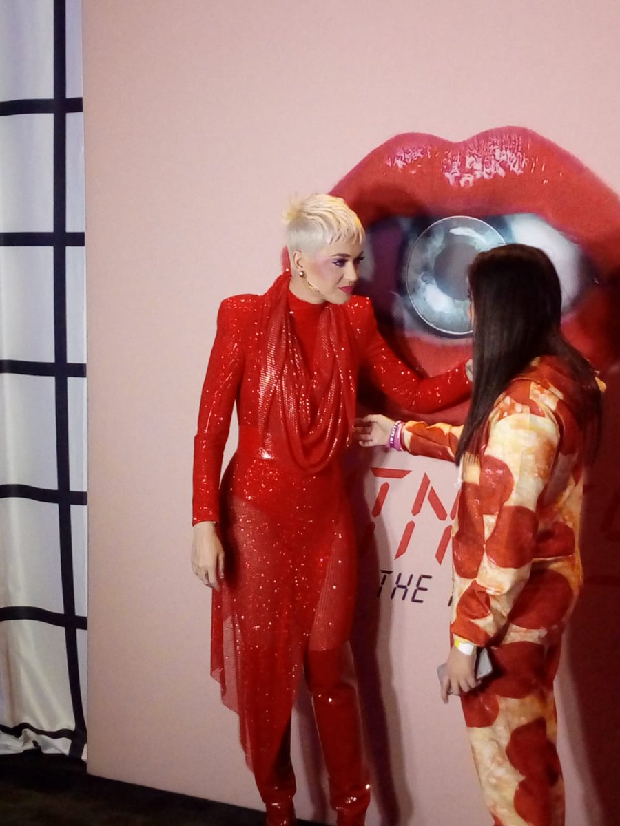 EmmaCarreo's tweet photo. Thank you @katyperryforum for this opportunity!! Finally I met my idol😭 I love you💖 MY WIFE😍 @katyperry https://t.co/2Ir49O0v7B