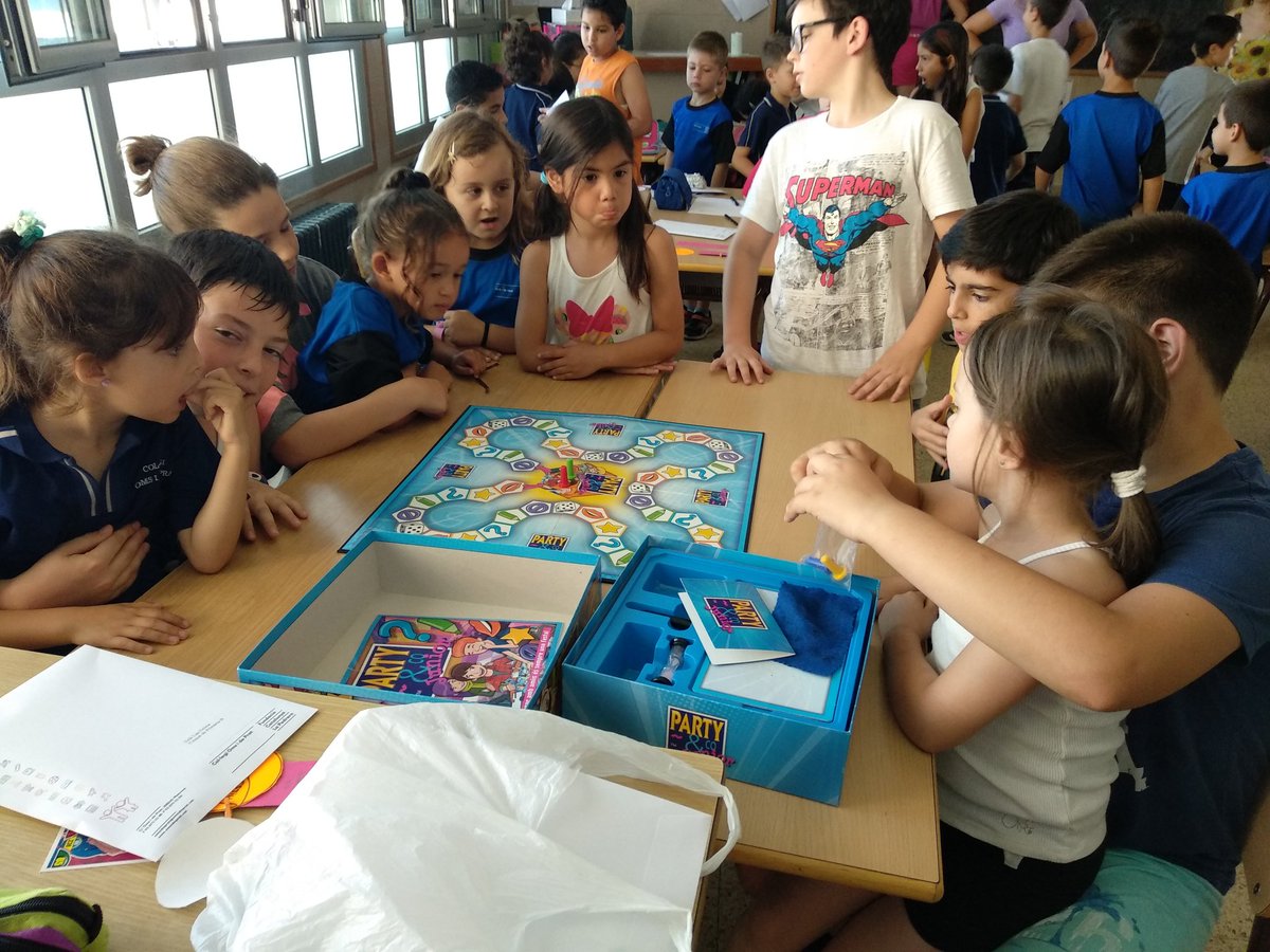 OmsidePrat's tweet image. Padrins i fillols ens hem trobat amb molta il·lusió per desitjar-nos  un bon estiu!!!@omsideprat #padrinsifillols #nedadorsipatinadors #juntscompartim #pedrerafundació