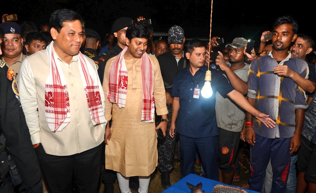 sarbanandsonwal's tweet photo. As a part of Jan Sampark Abhiyan, while interacting with the fish vendors at Negheriting Chariali, Dergaon, I fondly reminisced those days when I used to buy fish from that local market. Had a candid conversation with them about our Govt work and their expectations. https://t.co/lVRxiZV4qi