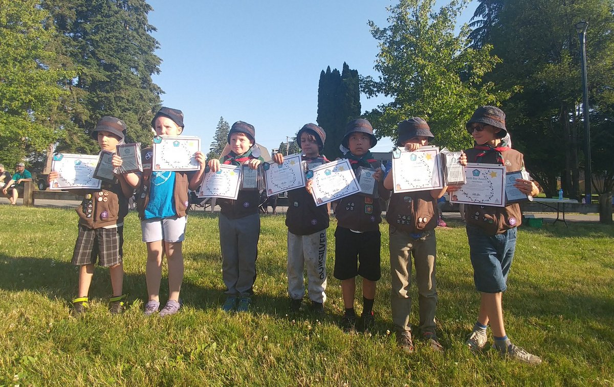 1stHaney's tweet photo. Proud of our #Whitetails for receiving their #NorthStarAward. Some raised 💰&🍴 for the local food bank in #MapleRidge and some cleaned up their neighbourhoods. Well done #Beavers! (Coed ages 5-7) @scoutscanada #BeaversDoStuff #ScoutsDoStuff #Scouts #ScoutingService #Community https://t.co/ZAI9ib1Yi5
