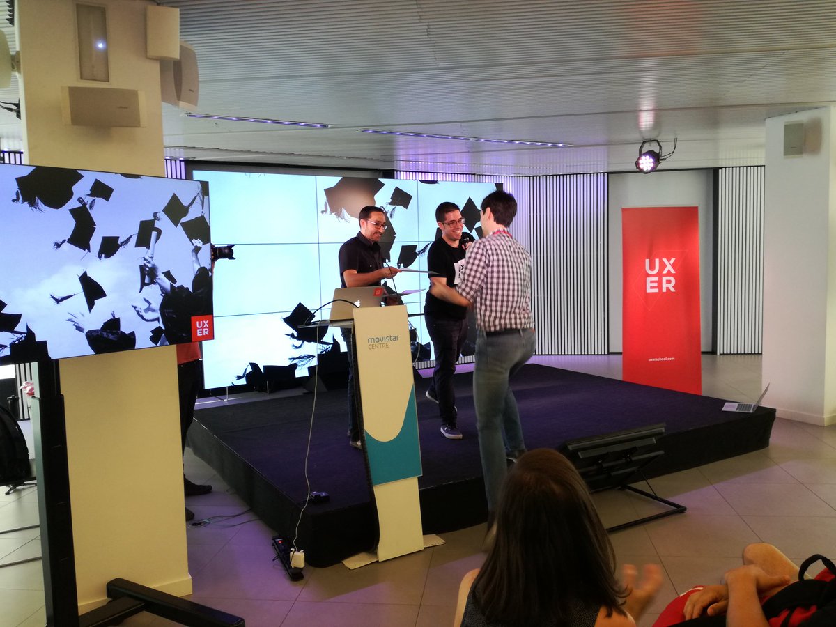uxerschool's tweet photo. Vamos con la entrega de #diplomas en nuestro #UXERDAY #Barcelona para nuestros alumnos del #UXIMMERSIVE ¡Felicidades, UXERS! #UX #UI #DEMODAY #HIRINGSESSION en @MovistarCentre https://t.co/sMGOfuI22Z