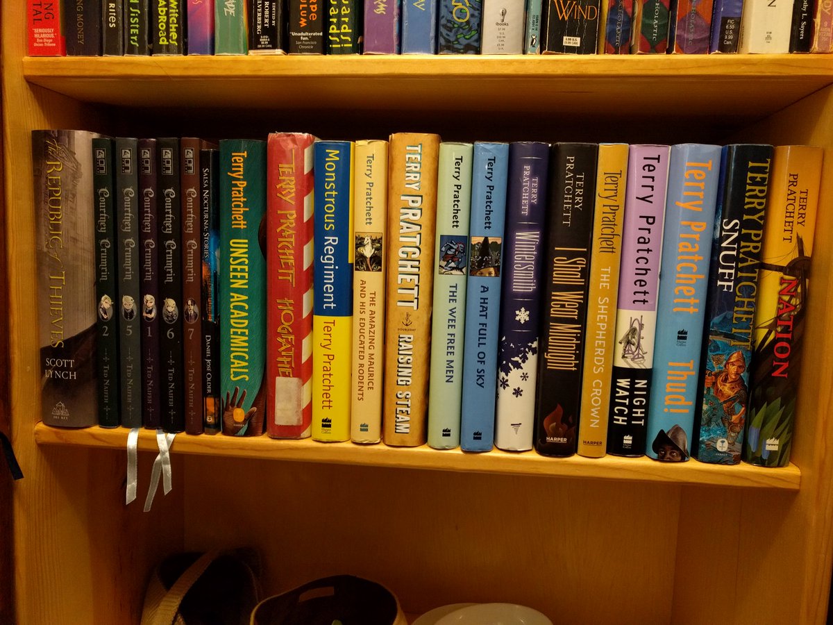 midlibraryorg's tweet photo. As promised, part 2 of Jenny's collection for our #MIDBookShelfie series! This set has some of my own favorites - especially the Terry Pratchett Discworld novels <3 Post your own #BookShelfie and tag us! #MidPubLib https://t.co/UE6GJxmL9d