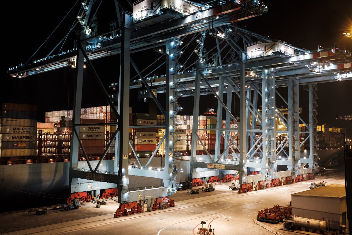 El puerto que nunca descansa III, Marit Maersk  operando a las 0345 en #apmalgeciras #algecirasport #algeciras #apmterminals  #apmterminalsalgeciras #maritmaersk #maerskline#gantrycrane #fujifilm_xseries #fujifilmx100f #fujistas