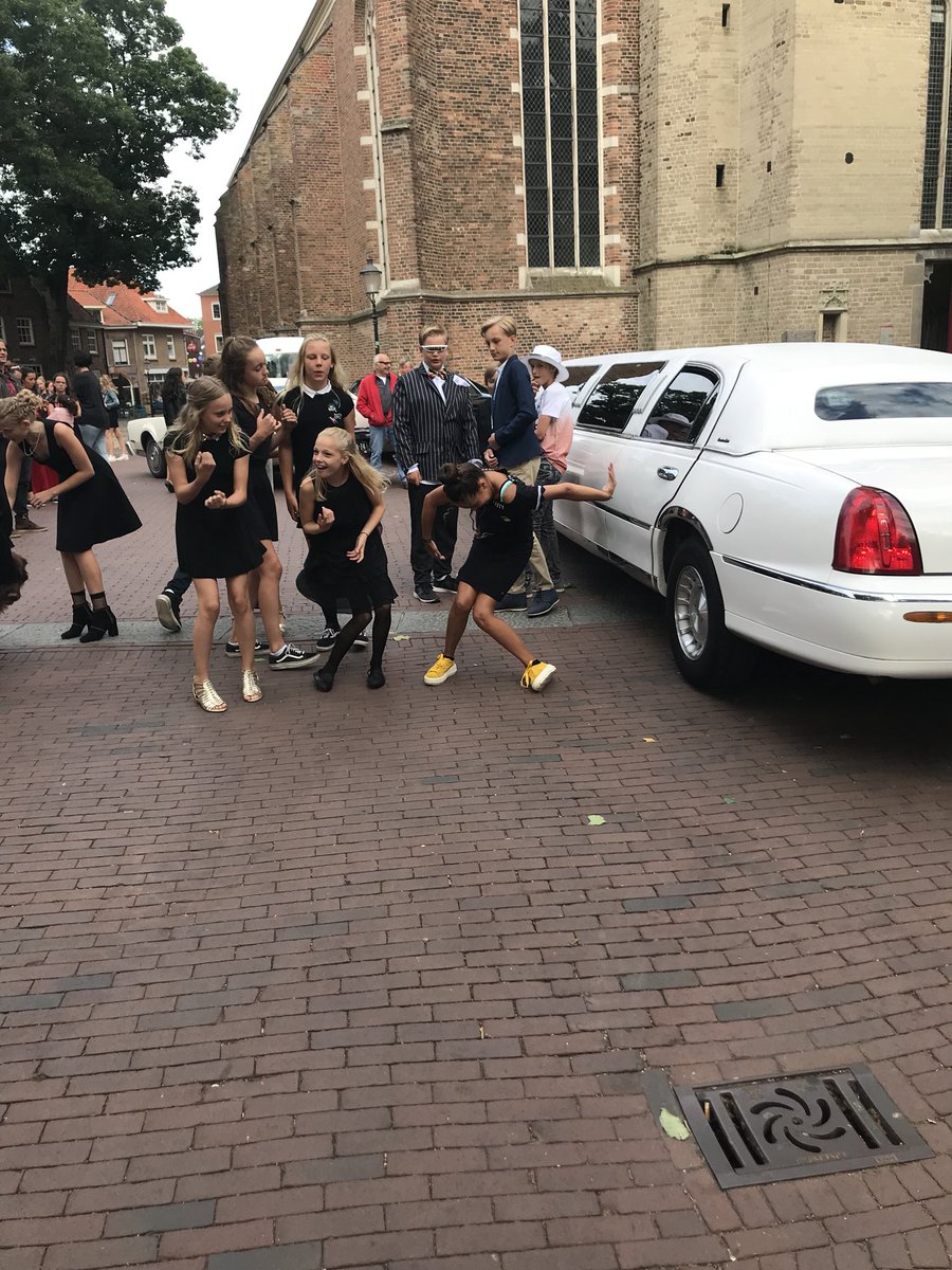 denisescwgorss's tweet image. Gala groep 8 in t jc in stijl!!!! Limo en Amerikaanse klassiekers, jurken, pakken....het is aaaaaaan!@JCLochem @SWLochem