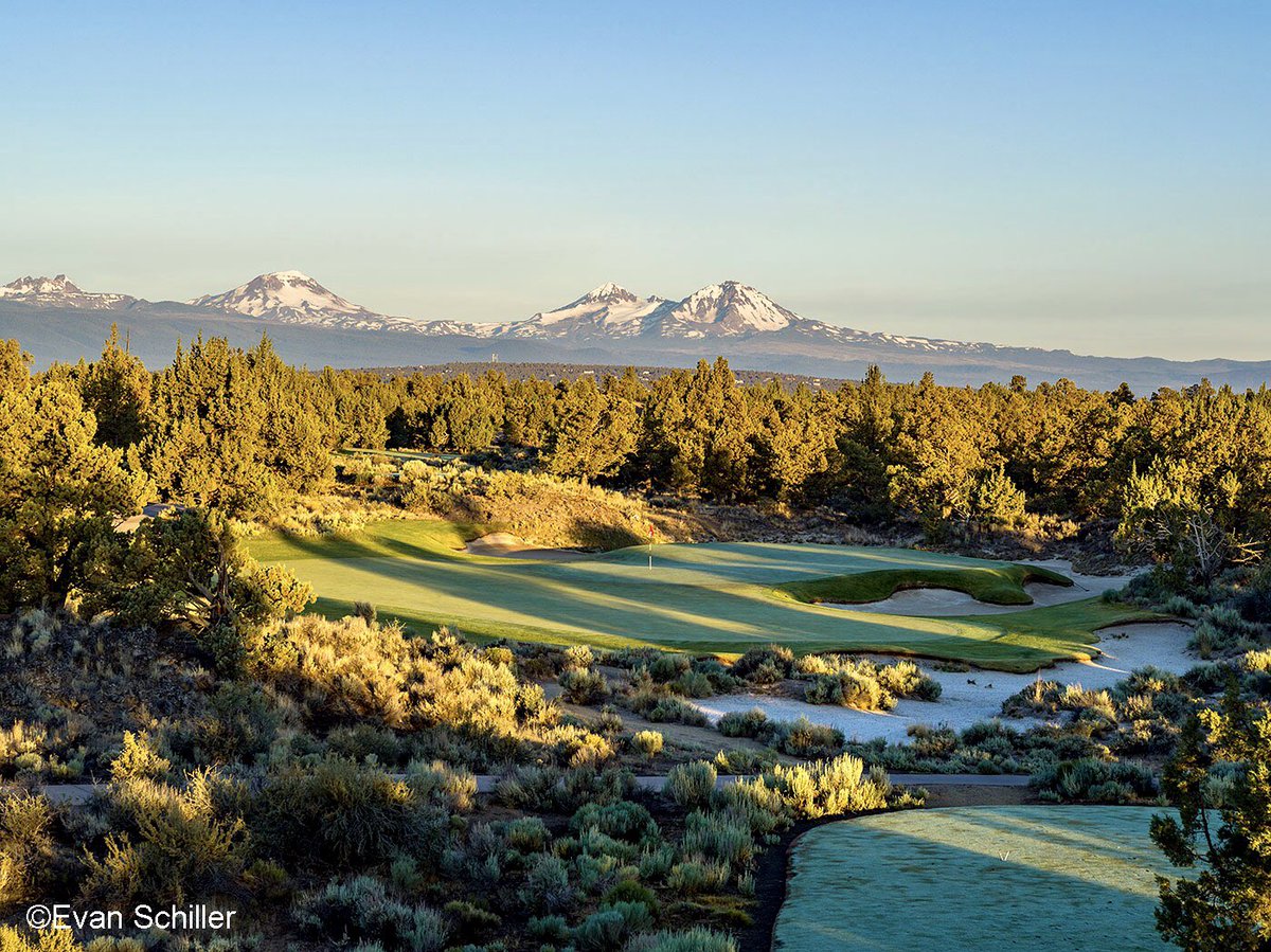 Beautiful light this morning  on the 14th of the #Nicklaus Course at #Pronghorn shinning on the distant mountains and filtering through the desert.  #HighDesertBeauty #Oregon @NicklausCo