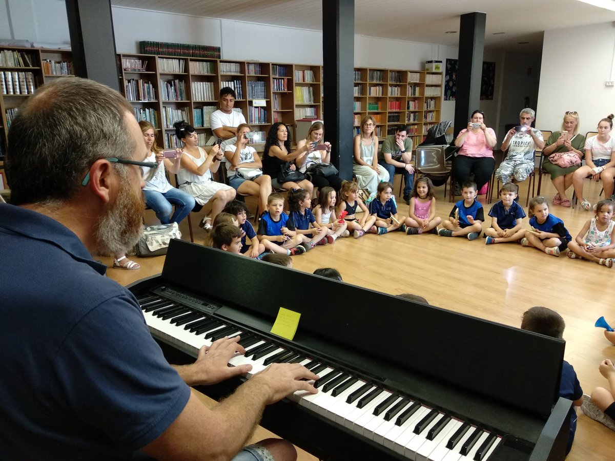 OmsidePrat's tweet image. Els #nedadorsipatinadors @omsideprat hem gaudit d'una tarda entranyable amb les famílies. Gràcies pel missatge que ens heu fet arribar " heu deixat empremta" .Ens acomiadem amb una gran satisfacció de la feina ben feta.#juntscompartim #juntsfemcami #famíliaiescola.