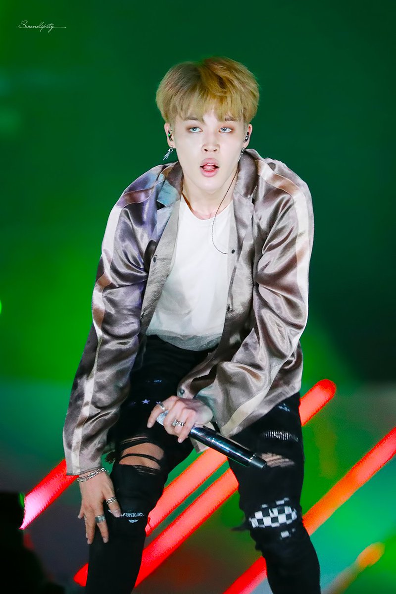 andyyy_sz's tweet photo. Park Jimin senta aqui do meu lado, precisamos conversar e colocar algumas coisas no lugar, é a minha saúde mental que está em jogo.  #BTSxLotteFamilyConcert  @BTS_twt https://t.co/OIOaXFdfuI