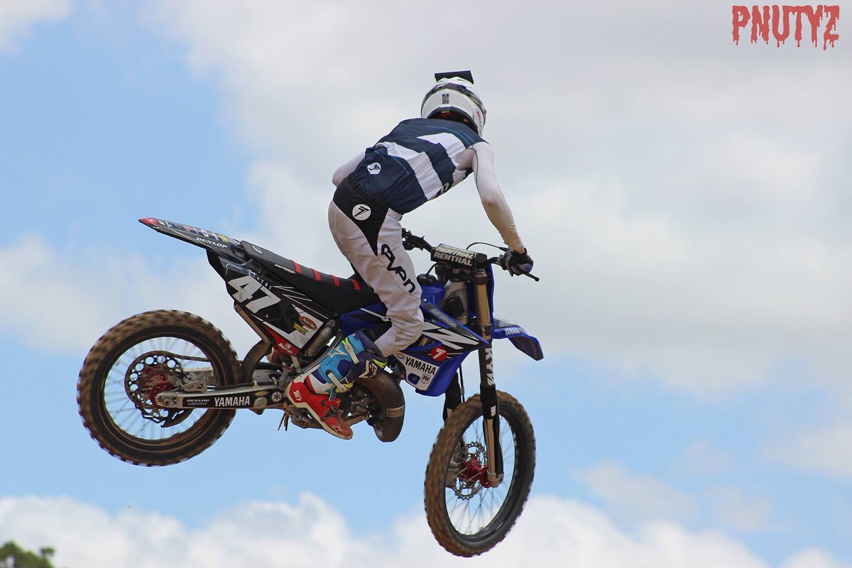 LapKingRacing's tweet photo. 🏆Where are you earning your #LapKing this weekend?
.
—
.
🛵: @jakegivens47 .
—
.
📸: @pnutyz

#socialracing #practiceparty #LapKing #LapJam #Motocross #Supercross #Dirtbikes #Moto #braggingrights #motogame #mx #sx #dirtbike #motogp #mxgp #sendit #honda #suzuki #kawasaki #ktm https://t.co/ZgcJGa9KIs