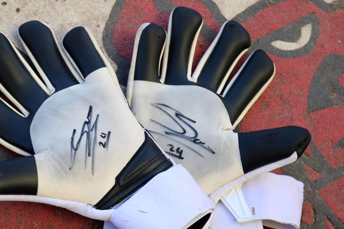 leytonorientfc's tweet image. 👐 Lets celebrate #OrientDay with a giveaway! 

RT this tweet for the chance to win a pair of signed gloves by @sam_sarge! 💪

The winner will be selected at random on Monday June 25 at 12pm. 

#LOFC #OnlyOneOrient