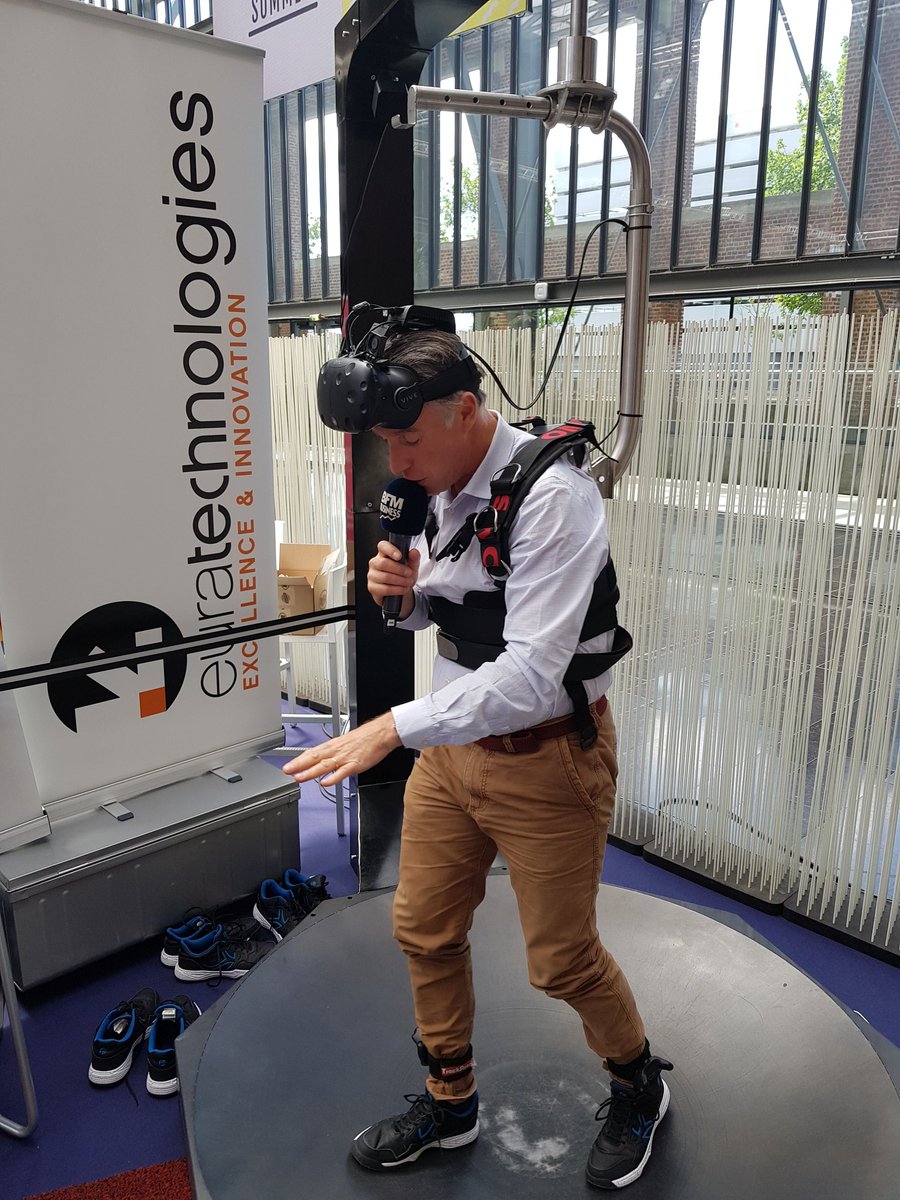 Pedro5935's tweet photo. Fréderic simottel aussi a tester notre solution complète. #bfmbuisness #simottel #VR #Euratechday https://t.co/8K1vd5jv95