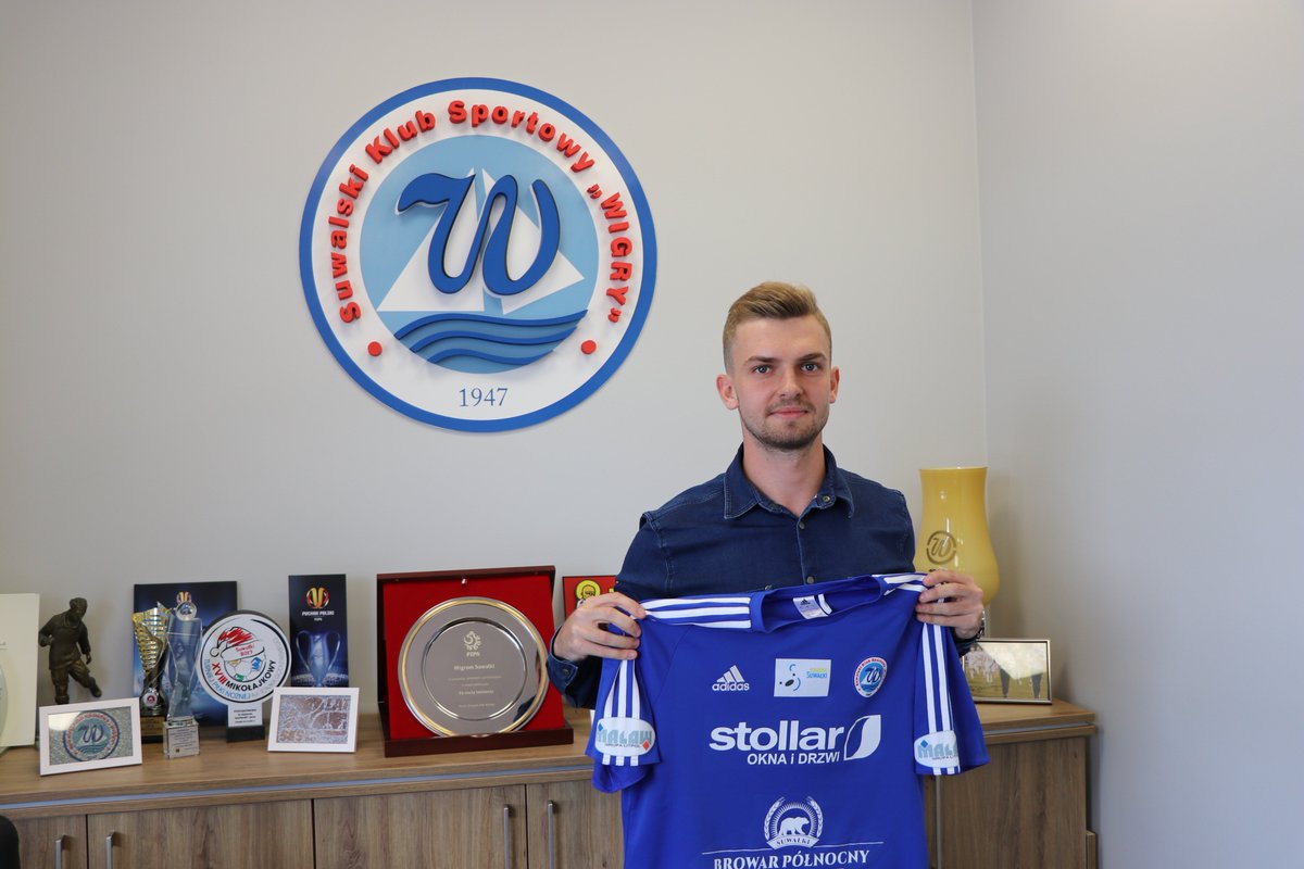wigry_suwalki's tweet photo. 🆕✍️ 20- letni Filip Karbowy czwartym wzmocnieniem Wigier przed nadchodzącym sezonem Nice 1 Liga. Piłkarz podpisał roczną umowę, z opcją przedłużenia jej o kolejny sezon! 👉 https://t.co/EwAFi6Zm2K https://t.co/TuJKUXOQ8J