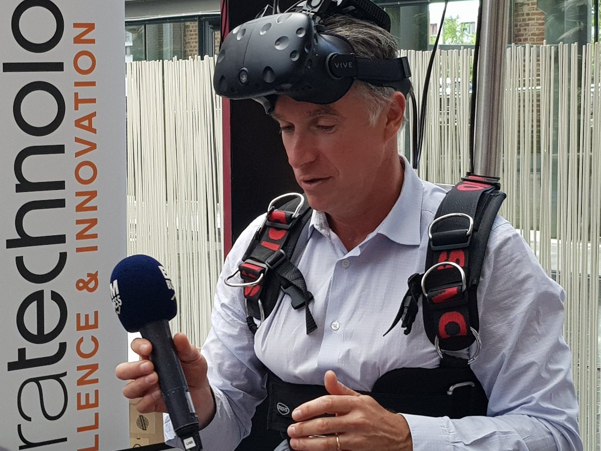 Pedro5935's tweet photo. Fréderic simottel aussi a tester notre solution complète. #bfmbuisness #simottel #VR #Euratechday https://t.co/8K1vd5jv95