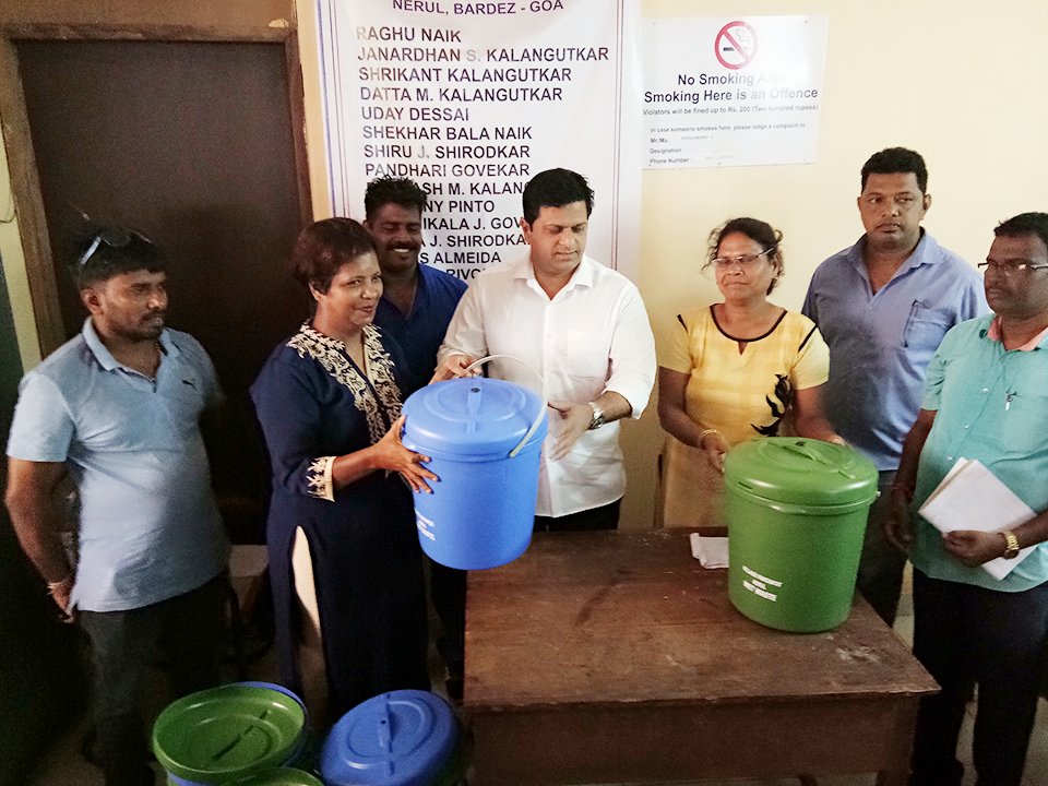 Jayeshvsal's tweet photo. Distributed wet&amp;dry waste bins to residents of Nerul along with Nerul Sarpanch Piedade Almeida &amp;ward members at Nerul Panchayat. Promotion of sustainable cleanliness practices can help us to build a #SobitGoem&amp; #NitolGoem. #NerulForward #SwachhataHiSeva #SwachhGoem https://t.co/9yMRI4xS6n